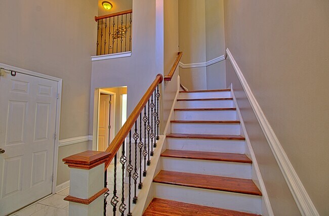 Building Photo - 305 Largo Ct