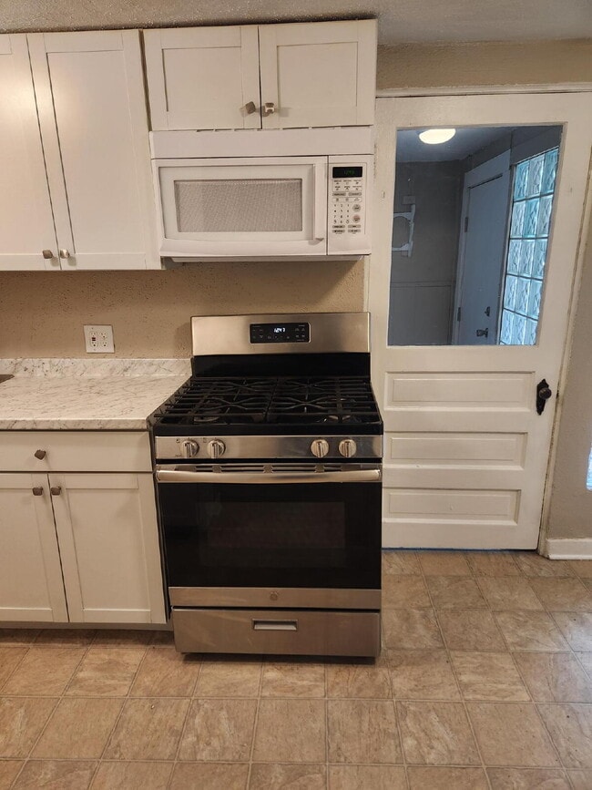Building Photo - Charming 1-Bed 1-Bath Wheatridge Duplex with Private Fenced Yard & Garage - Available Now!