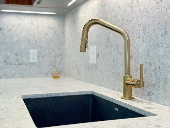 Building Photo - 2655 S Bayshore Dr