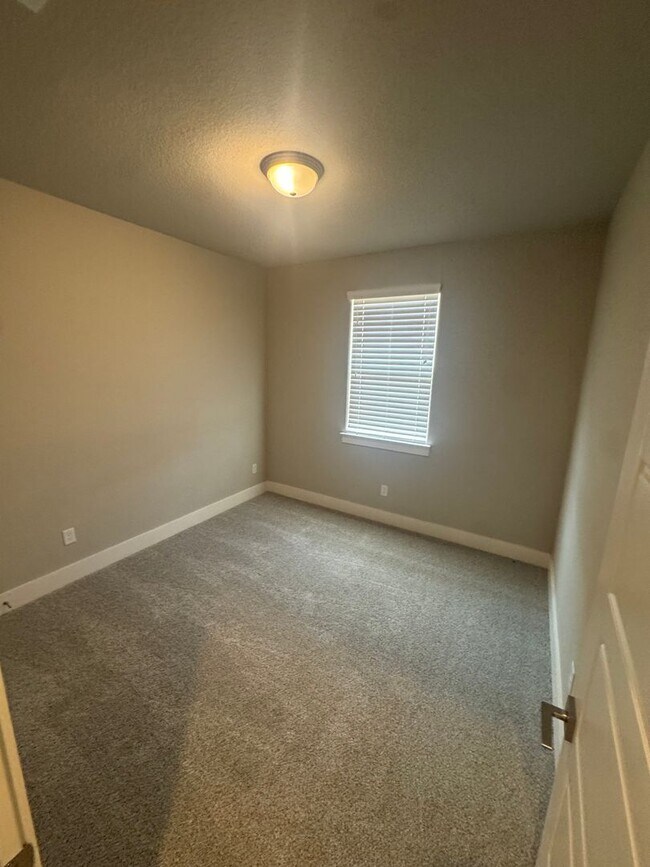 Building Photo - Enclosed Fenced Yard - 3/2/2 - Commuter Friendly