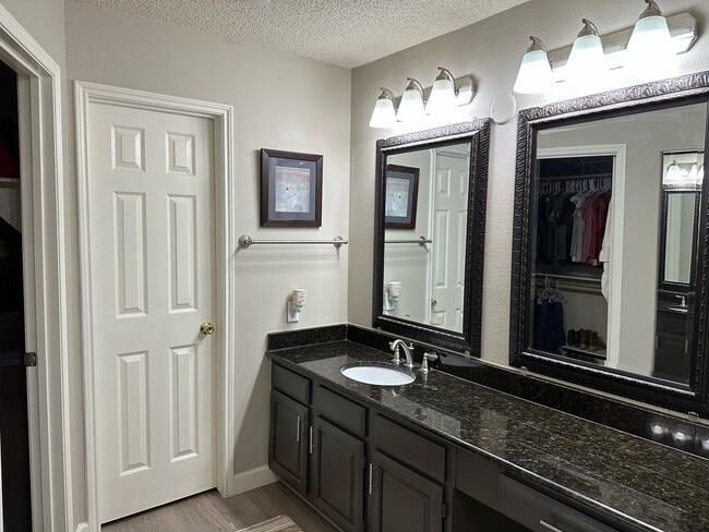 Building Photo - 3114 Sleepy Hollow Dr