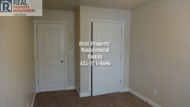 Building Photo - 3 bed 2.5 bath townhome in Fox Run