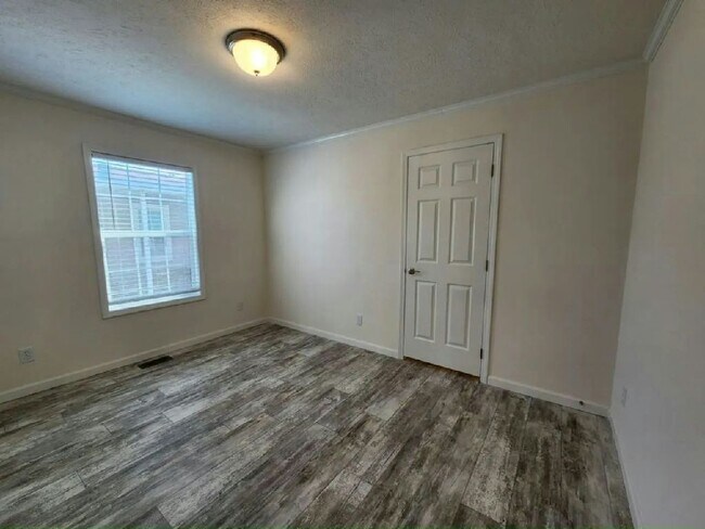 Building Photo - 214 Gazelle Dr
