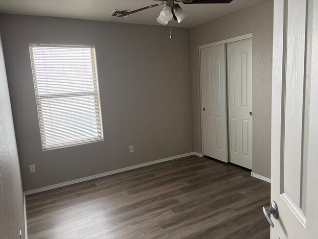 Building Photo - 847 E Desert Rose Trail