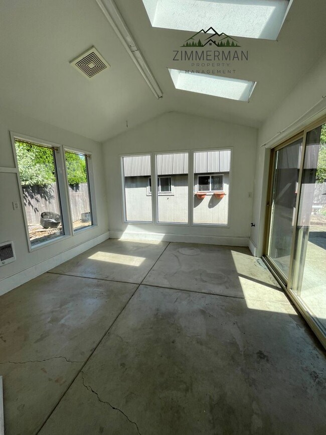 Building Photo - 3 Bedroom, 3 Bathroom Home in Beautiful Sh...