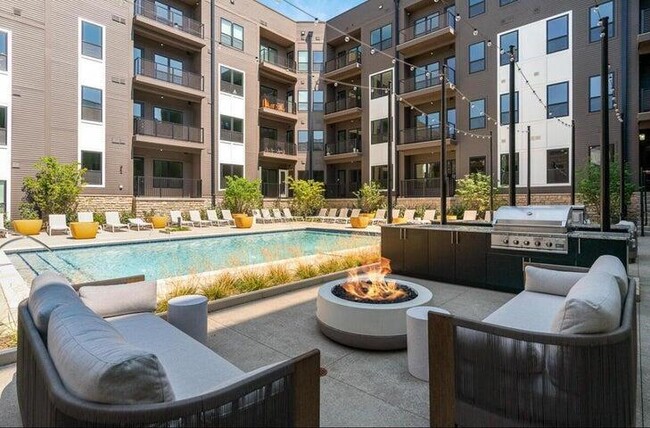 Building Photo - 6633 Dale Dr