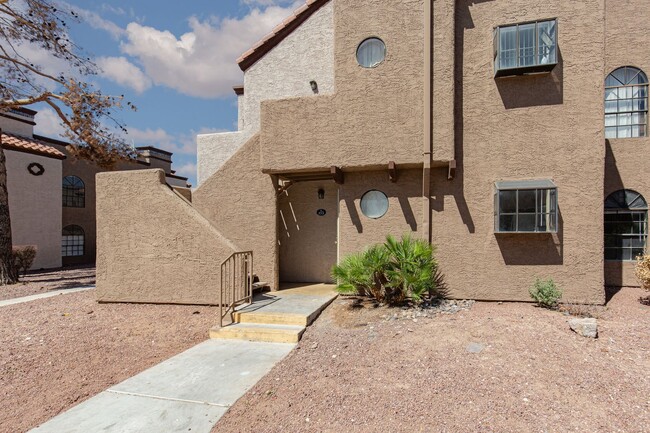 Building Photo - 2 bedroom in gated community with pool/spa...