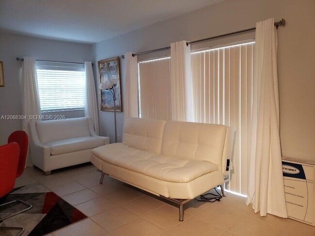 Building Photo - 2539 BAYSHORE Dr