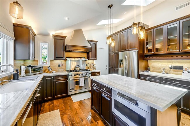 Building Photo - 2320 Rollingwood Dr