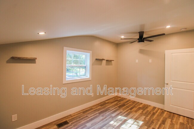 Building Photo - 3494 River Rd