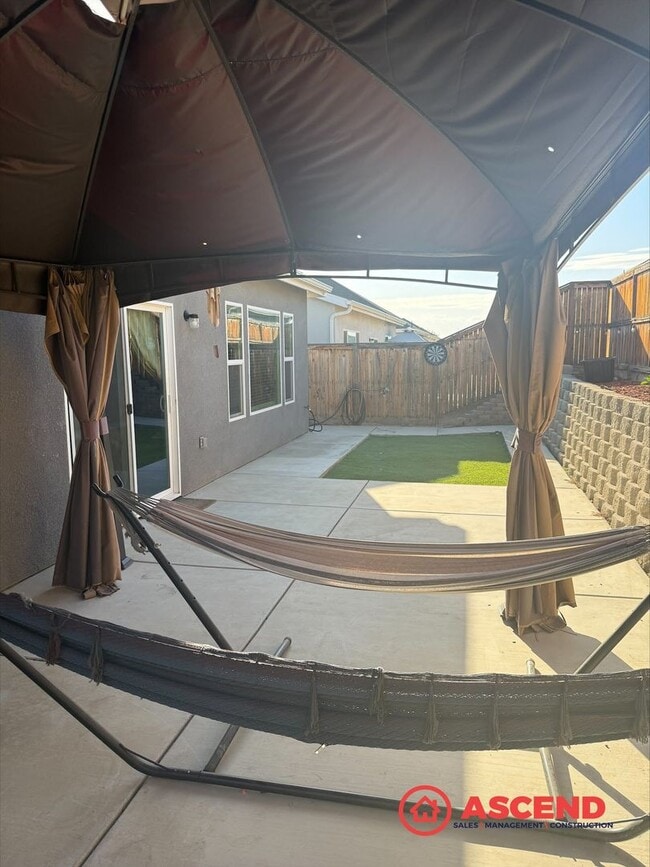 Building Photo - Beautiful home located in the heart of Shafter!