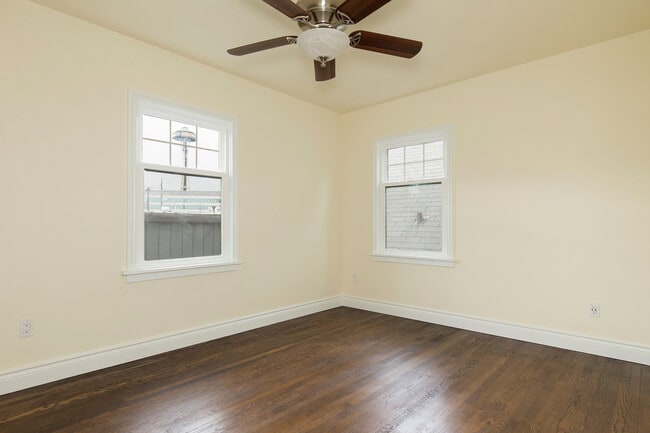 Building Photo - Charming 2 Bed / 1 Bath Top Floor, South-Facing Apartment w/ Roof Deck One Month Free Rent