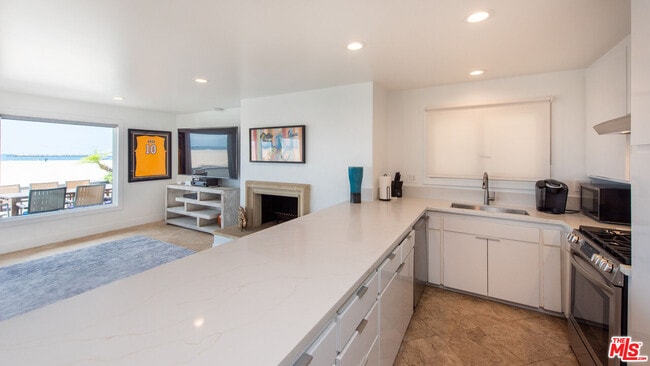 Building Photo - 6419 Ocean Front Walk