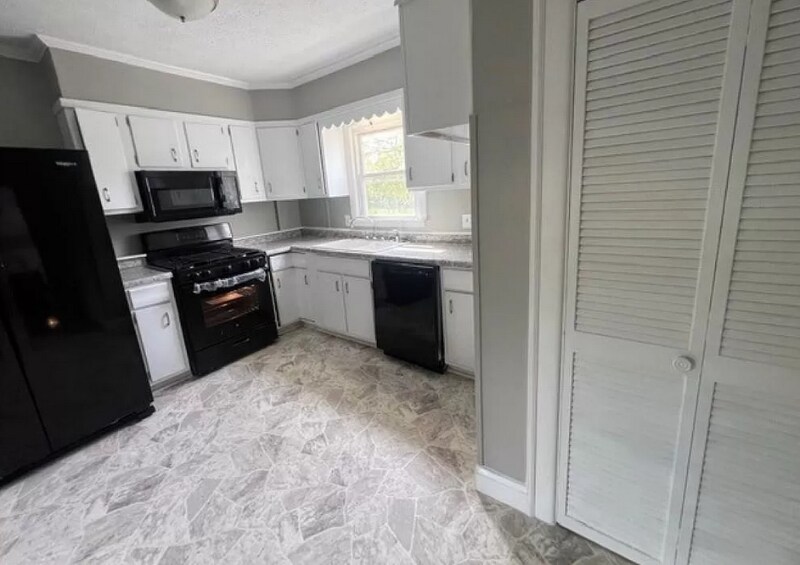 Building Photo - 288 S Walnut St