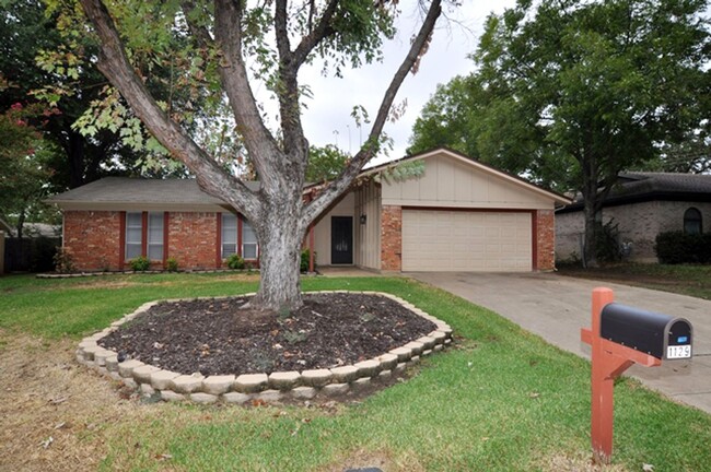 Building Photo - Spacious 3-2-2 home in Hurst!