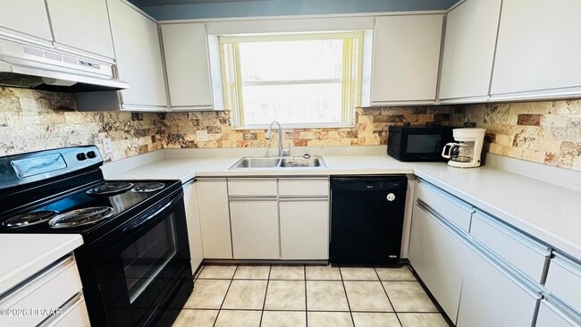 Building Photo - 921 N Wild Olive Ave