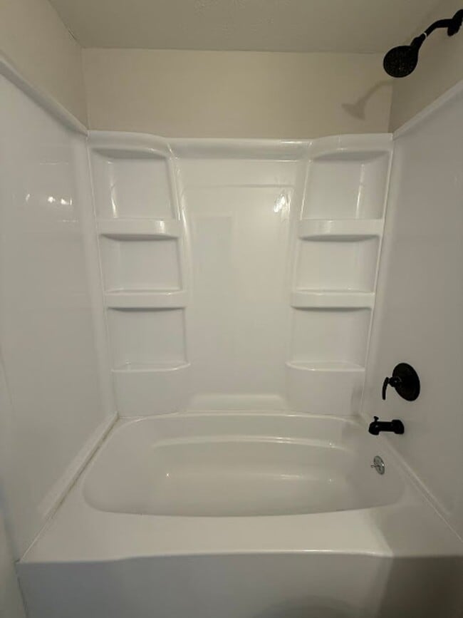 Building Photo - 2 Bedroom, 1 Bathroom Ready for Rent!