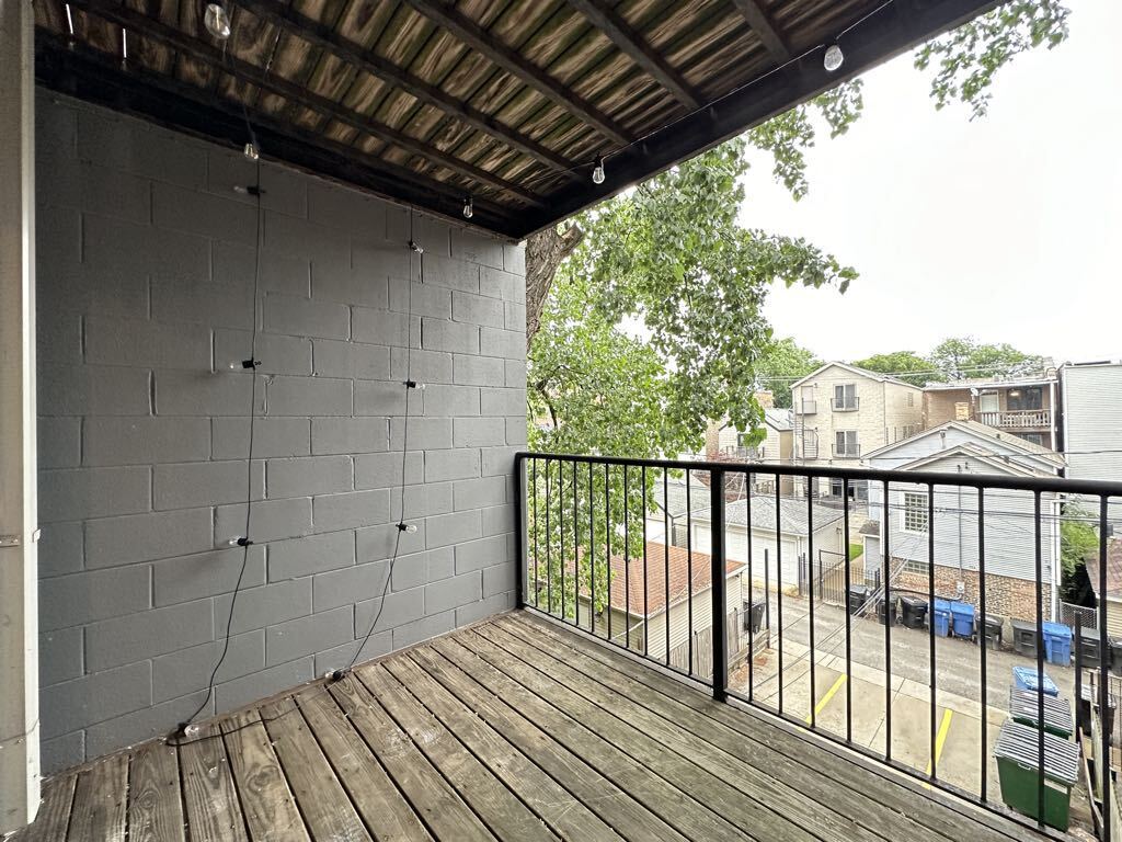 Building Photo - 907 N Damen Ave