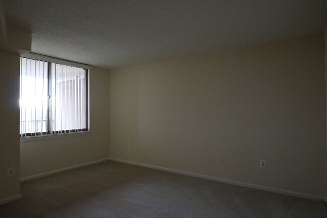 Building Photo - Spacious 2BD/1BA Condo with Glorious Views!