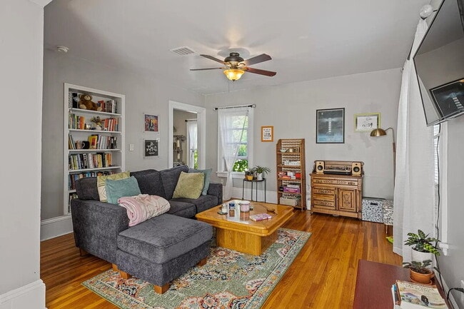 Building Photo - 514 Crescent St NE