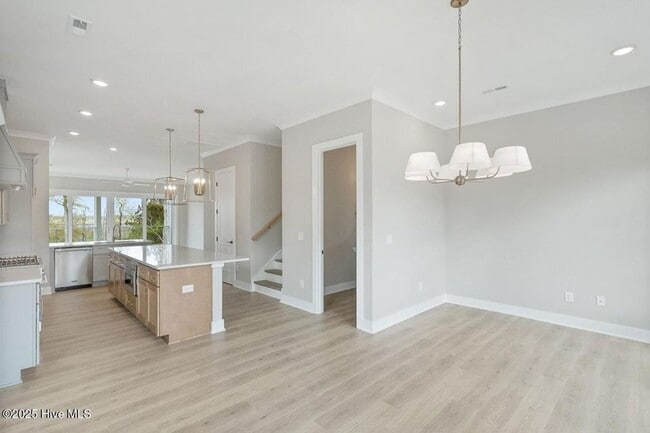 Building Photo - Brand new georgous 4 bed 3.5 bath townhome...