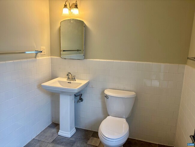 Building Photo - 800 Glendower Rd