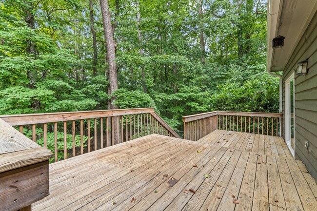 Building Photo - AVAILABLE NOW - Updated 2 Bedroom Duplex w...