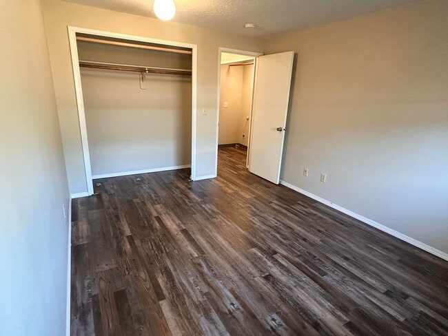 Building Photo - MCQ908