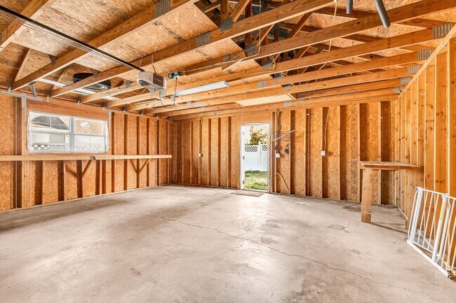 Building Photo - 16 Bushwood Dr