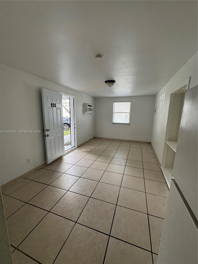 Building Photo - 921 N 17th Ct