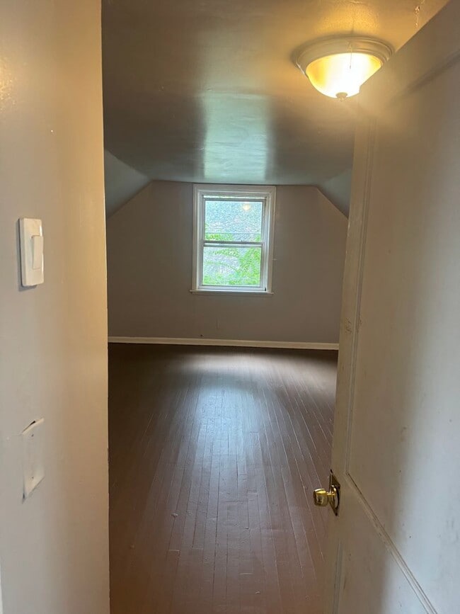 Building Photo - 4 bedroom Brick home
