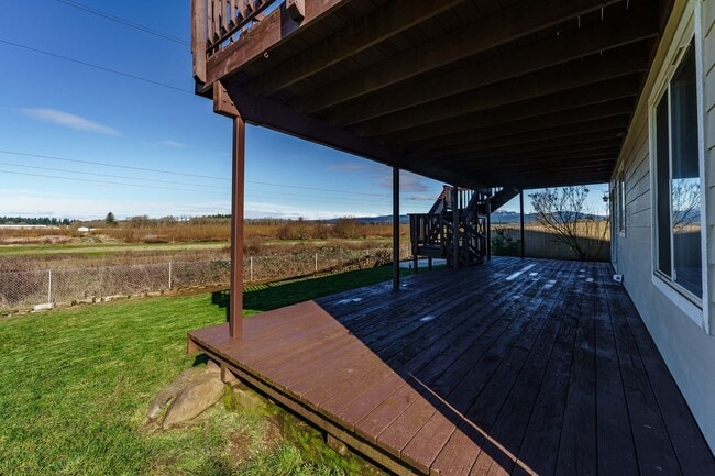 Building Photo - 4 Bedroom 2.5 Bathroom With Large Fenced B...