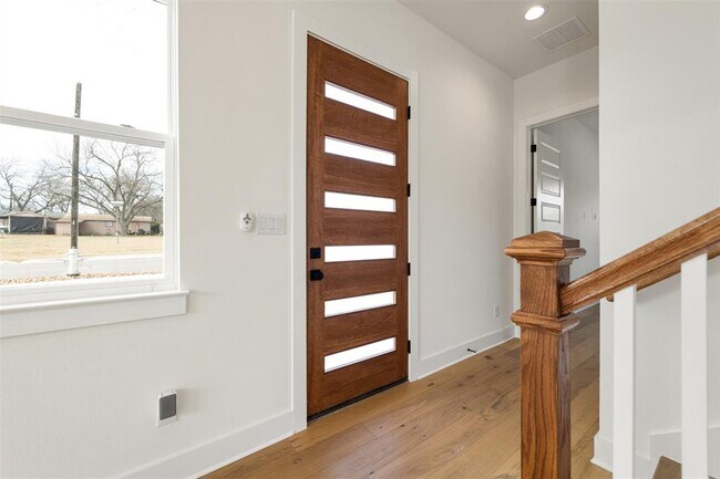 Building Photo - 304 East Dr