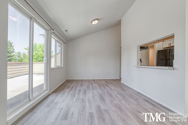 Building Photo - Amazing Open concept Condo in a secluded c...