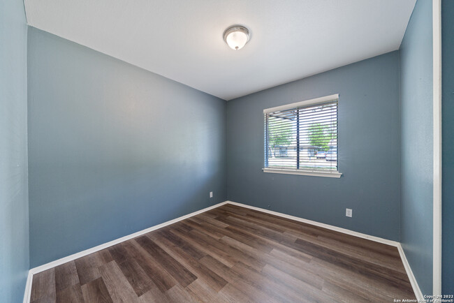 Building Photo - 4851 Castle Arms Dr