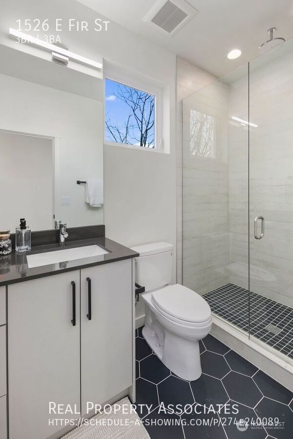 Building Photo - 1526 E Fir St