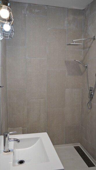 Building Photo - 2511 N Flores St