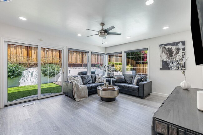 Building Photo - 1835 Cam Estrada