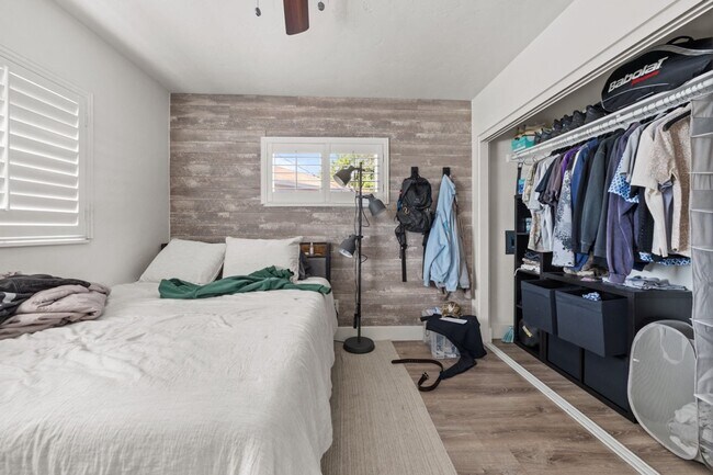 Building Photo - Private pool with canyon views!