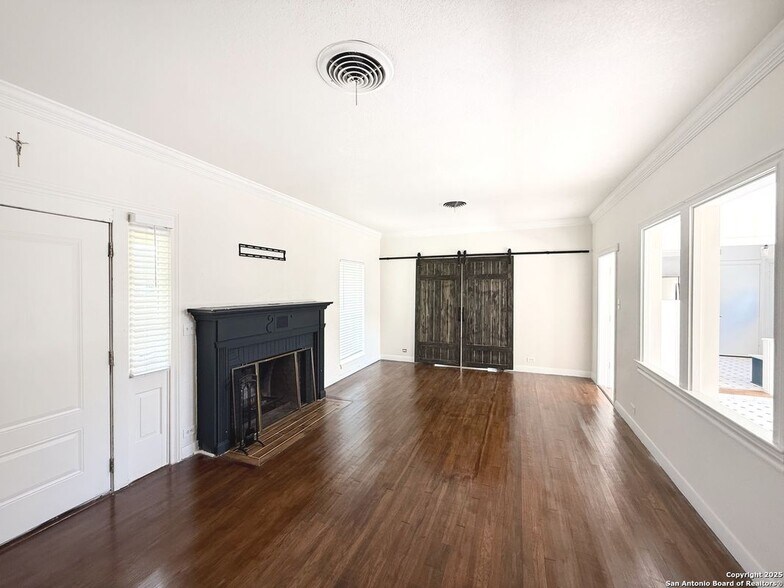 Building Photo - 1214 Sutton Dr