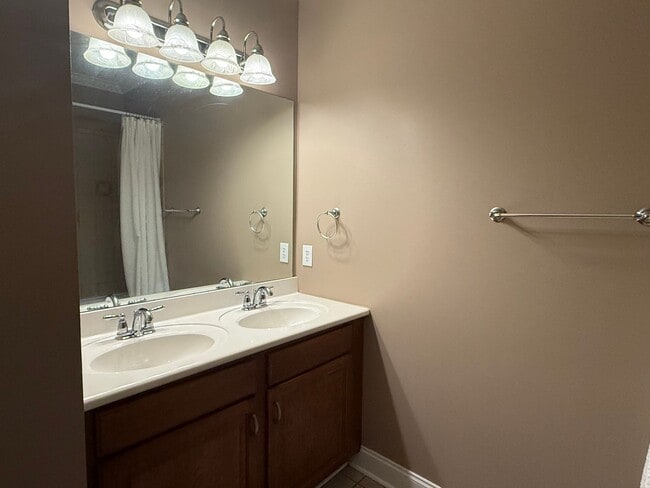 Building Photo - Beautiful Condo located in North Johnson City!