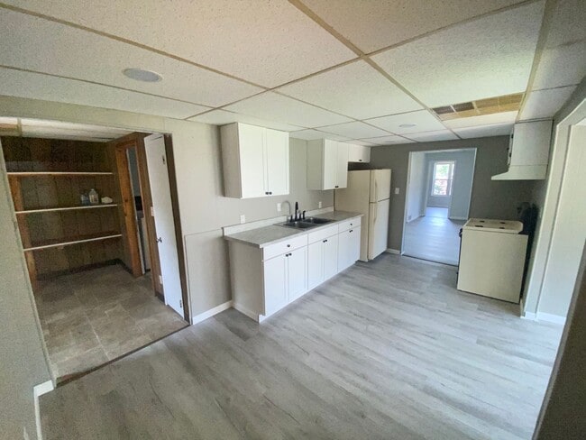 Building Photo - Light and bright 2BR up near downtown and AHN St. Vincent