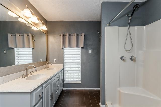 Building Photo - 2517 Rosewood Dr