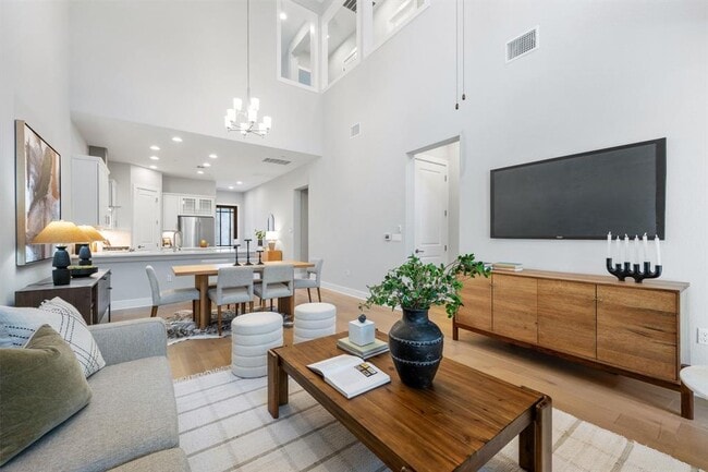 Building Photo - 4323 Spicewood Springs Rd