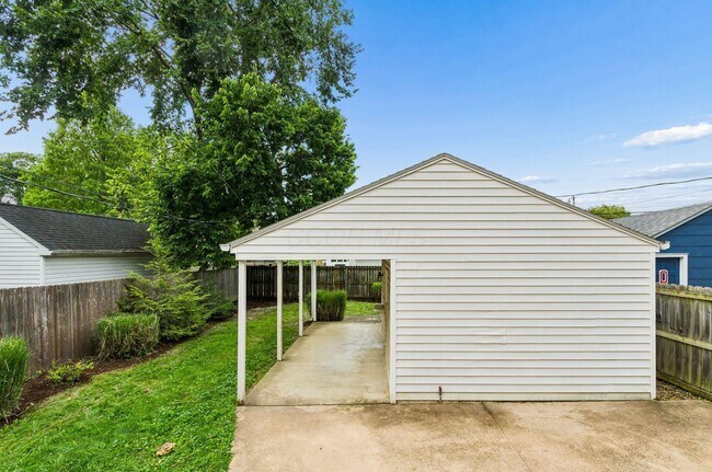 Building Photo - 557 E Royal Forest Blvd