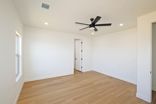 Building Photo - 10424 Tierra Santa Dr