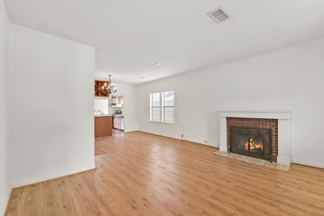 Building Photo - Adorable Montrose Bungaloq