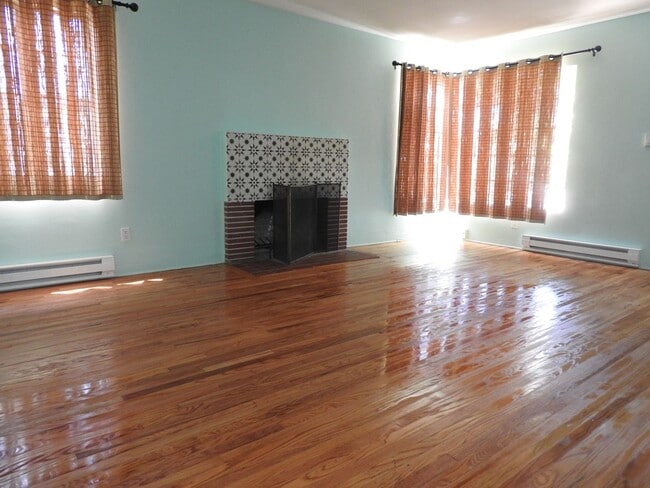 Building Photo - 2Bed 2Bath, Huge yard, PB location