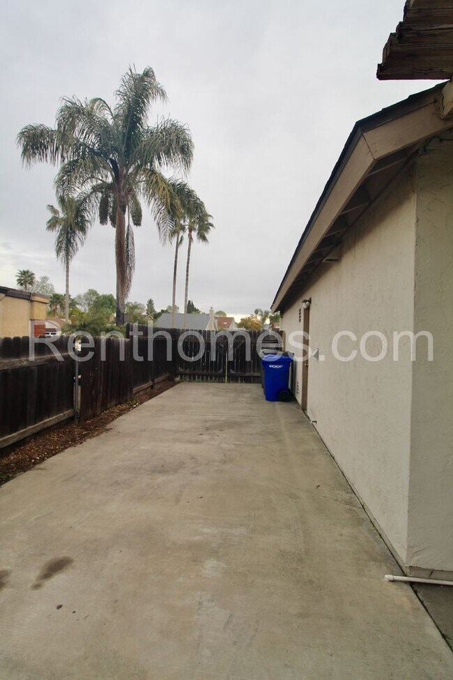 Building Photo - 1553 Palomar Dr