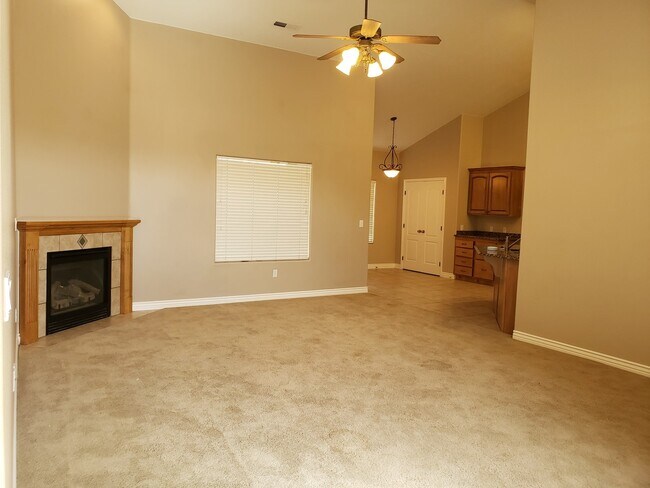 Building Photo - Beautiful 4 bed 2 bath home with 3 car gar...